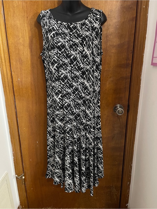 Blooming Rose Dresses & Skirts - Blooming rose Sleeveless Black and White Midi Dress with Pleated Hem